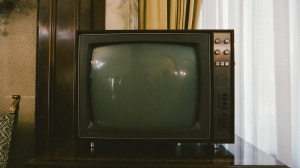 Офтальмолог рассказал, влияет ли телевизор на зрение