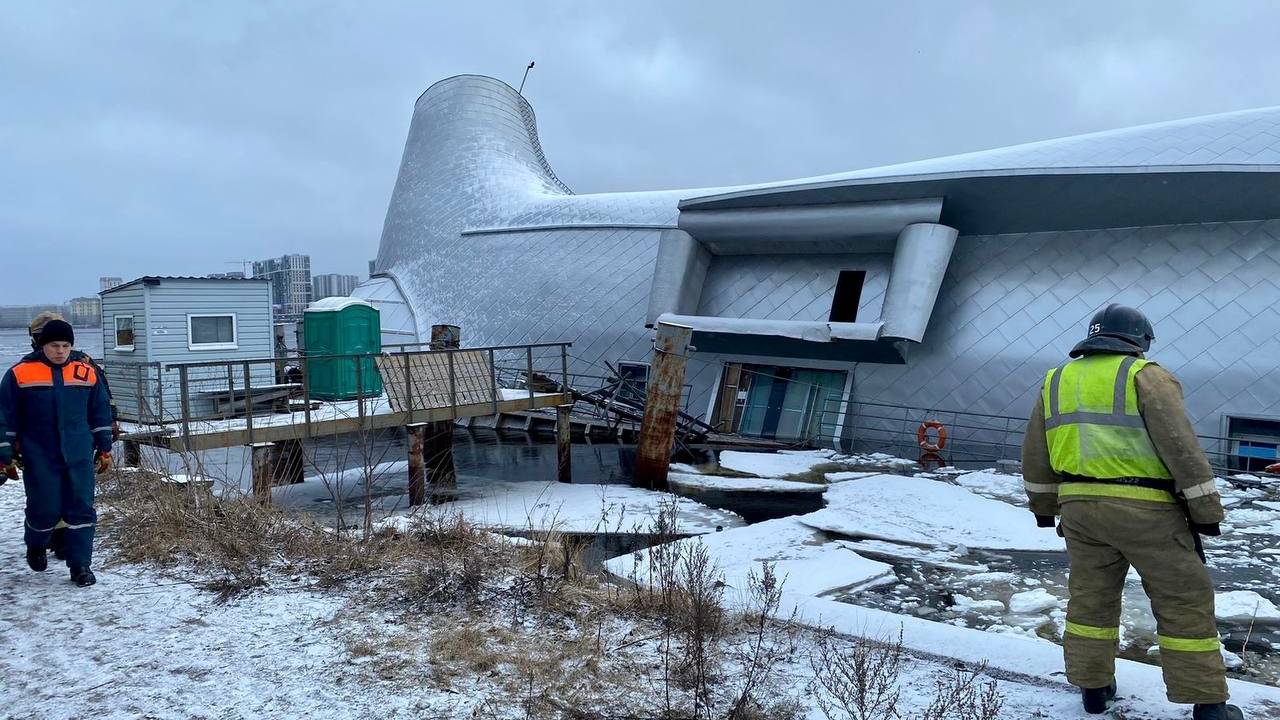 В Петербурге на Неве тонет плавучий ресторан «Серебряный кит»