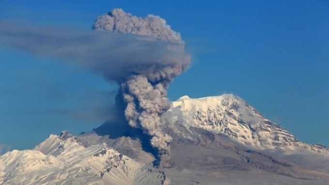 Вулкан Шивелуч на Камчатке выбросил пепел на высоту 20 километров