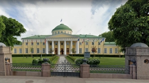 У Таврического дворца активист сорвал флаг Украины