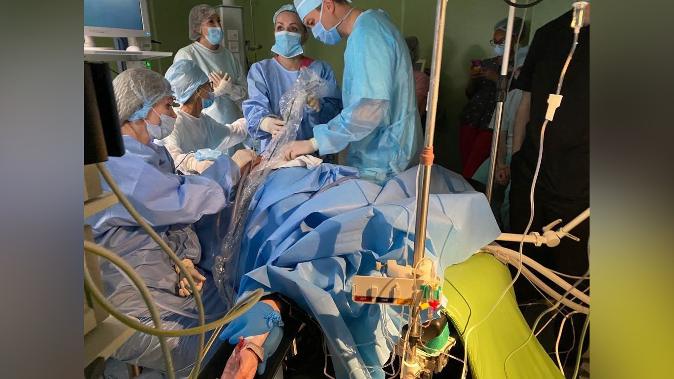 Сердце не билось: петербургские врачи спасли ребенка с большой опухолью
