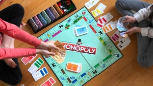 Разбрелись по домам и играют: в магазинах заканчиваются «Монополия» и Uno