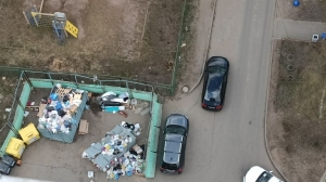 Жители Пискаревского проспекта жалуются на мусорную свалку во дворе дома