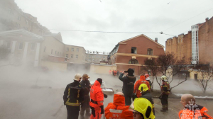 В Петербурге возбудили уголовное дело после падения машины в яму с кипятком