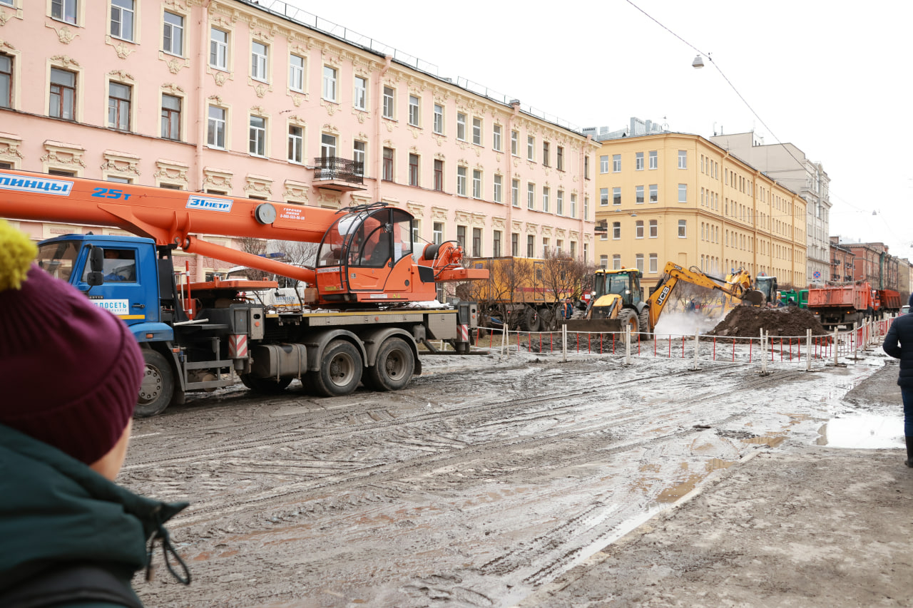 Фоторепортаж: кран достал автомобиль из парящей ямы на Рижском проспекте