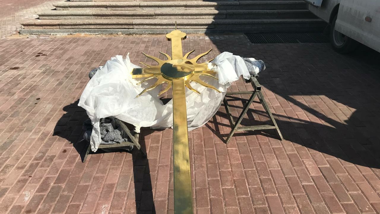 В Пасху на главку Екатерининского собора в Кингисеппе установили крест