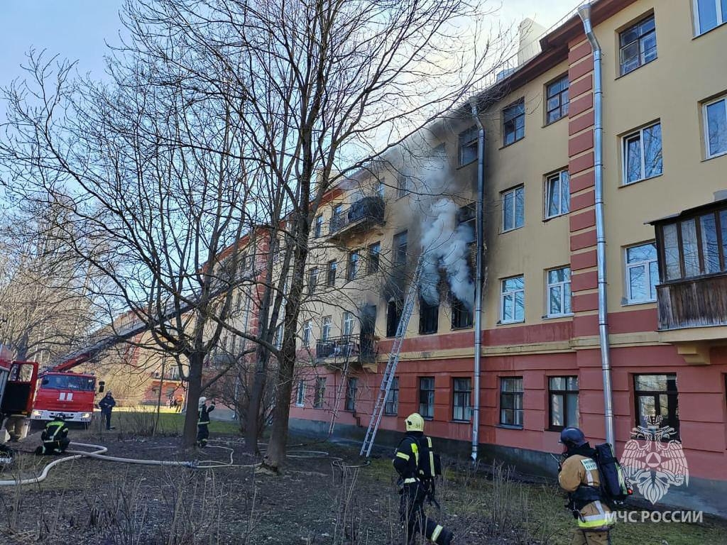 В полностью сгоревшей квартире на Павловском шоссе нашли труп и двух  пострадавших