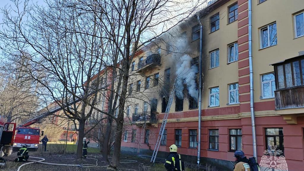 В полностью сгоревшей квартире на Павловском шоссе нашли труп и двух пострадавших