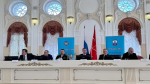 Вице-губернатор Кирилл Поляков наградил основателей Морского совета почетным знаком