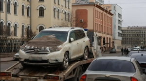 Фоторепортаж: кран достал автомобиль из парящей ямы на Рижском проспекте