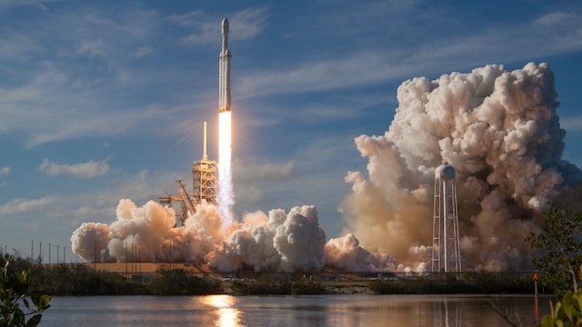 Ракета Falcon 9 отправилась к МКС с туристами на борту
