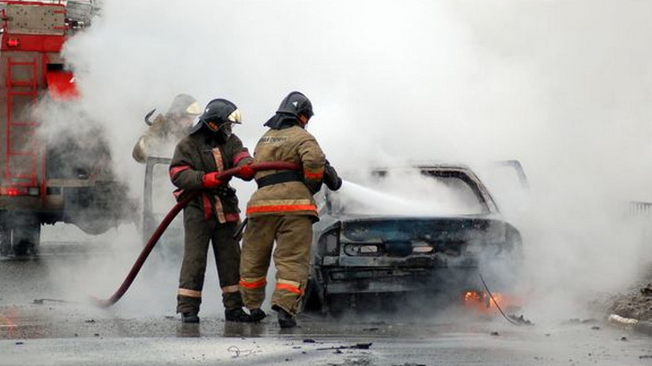 На Лазаревском мосту сгорел Renault-кабриолет