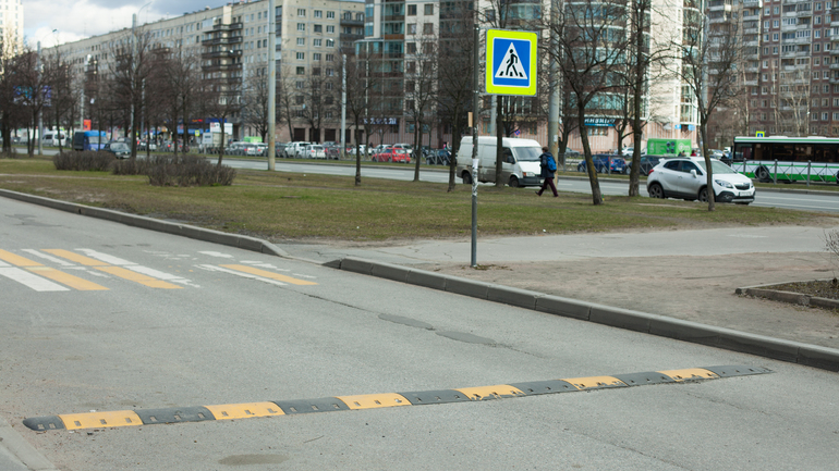 В Петербурге на нерегулируемых пешеходных переходах установят знаки «Без наушников. Без телефона. Без капюшона»