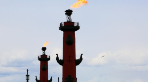 В Петербурге зажгли факелы Ростральных колонн в честь юбилея города
