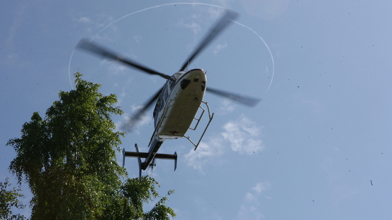 Вертолет из Карелии транспортировал в петербургский госпиталь выпавшую из окна девочку
