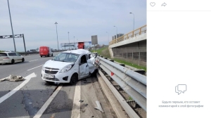 Пункт назначения по-петербургски: внедорожник столкнул Chevrolet с лопнувшим колесом под «Камаз» на КАД, водитель погиб