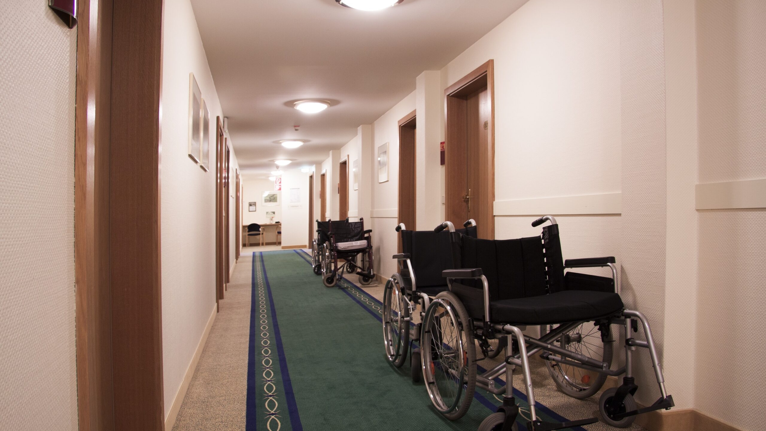 Мебель для лиц с ограниченными возможностями здоровья и инвалидов должна быть приспособлена к