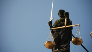 Экс-таможенник из Ленобласти предстанет перед судом за вымогательство и взяточничество в крупном размере