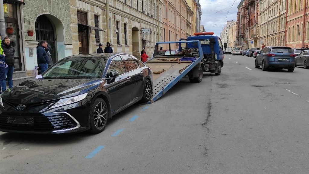 С платной парковки в Петербурге начали эвакуировать машины без номеров