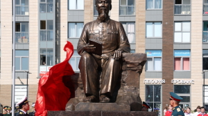 В Петербурге открыли памятник первого президента Вьетнама Хо Ши Мина