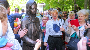 Святой заступнице Ксении Петербургской открыли памятник на Смоленском кладбище