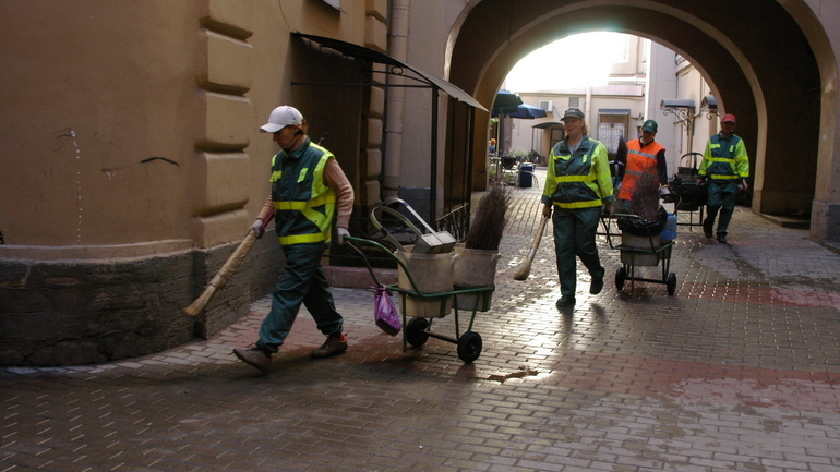 Власти Петербурге заявили о нехватке рабочих рук для уборки снега в городе