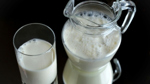 Диетолог рассказала, чем полезно и опасно молоко