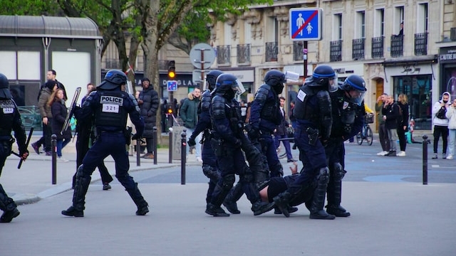После убийства полицией подростка в Париже начались массовые беспорядки