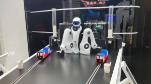 Вместо няшной Дуняши гостей ПМЭФ-2023 встретил робот-мороженщик