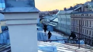 С петербургских крыш в Адмиралтейском районе сняли четверых любителей высоты