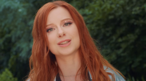 Знаменитая певица Юлия Савичева рассказала о подростковой анорексии