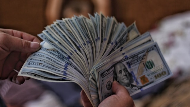 Идет искусственная девальвация рубля: аналитик Левченко советует срочно продавать доллары и евро