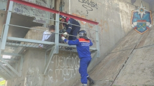 В Тосно спасатели помогли девушке, застрявшей между металлическими прутьями под железнодорожным мостом