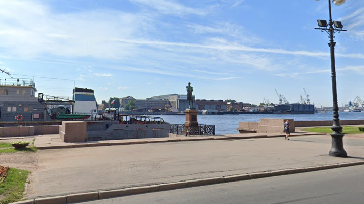 Специалисты отмыли памятник Ивану Крузенштерну на набережной Лейтенанта Шмидта
