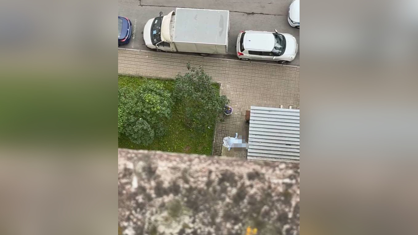 Труп выпавшей из окна женщины в одном халатике нашли у подъезда на Маршала Тухачевского