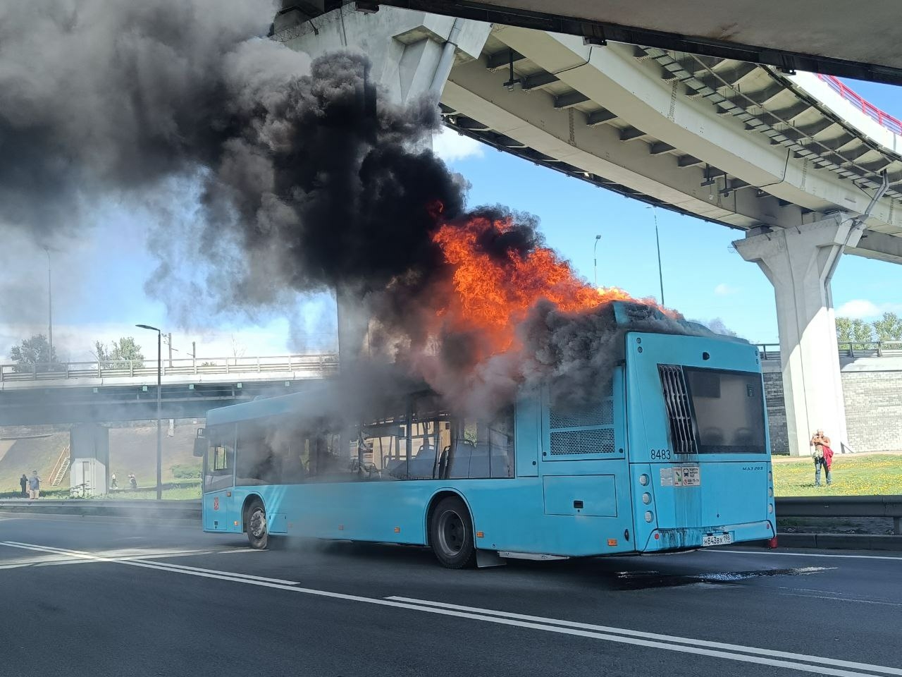 Пожар на автобусной спб. Бирюзовый автобус.