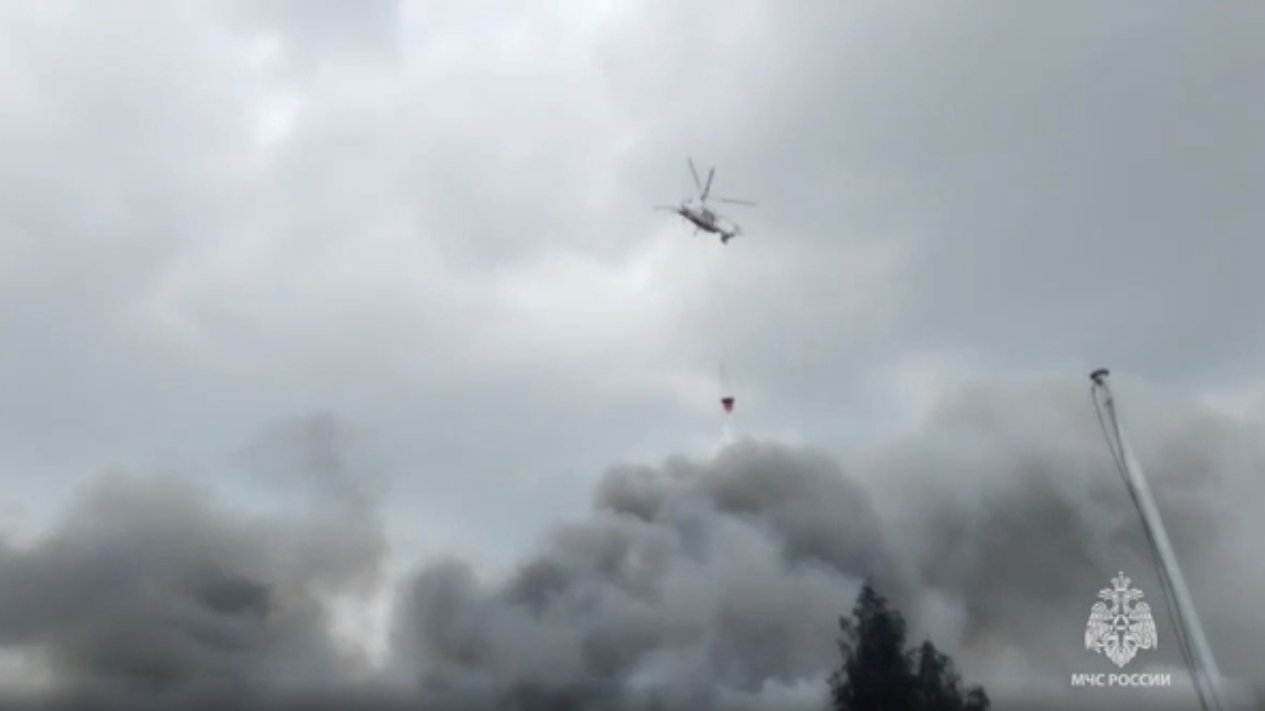 МЧС показали тушение склада покрышек на Салова с использованием вертолета Ка-32