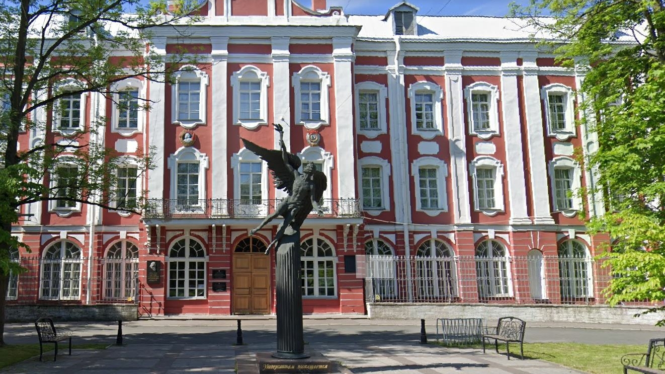 Петербургские чиновники раскритиковали нелепый плащ у памятника графу Уварову