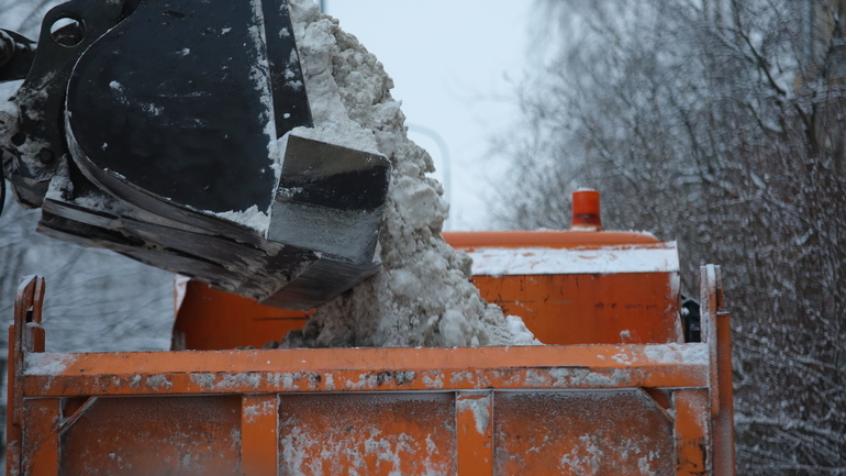 Власти Петербурга закупили достаточно техники, но после снегопадов пришлось брать машины у строителей
