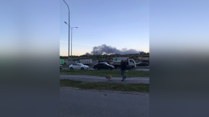 В небе над Ленобластью поднялся столб серого дыма из-за пожара в Новосергиевке