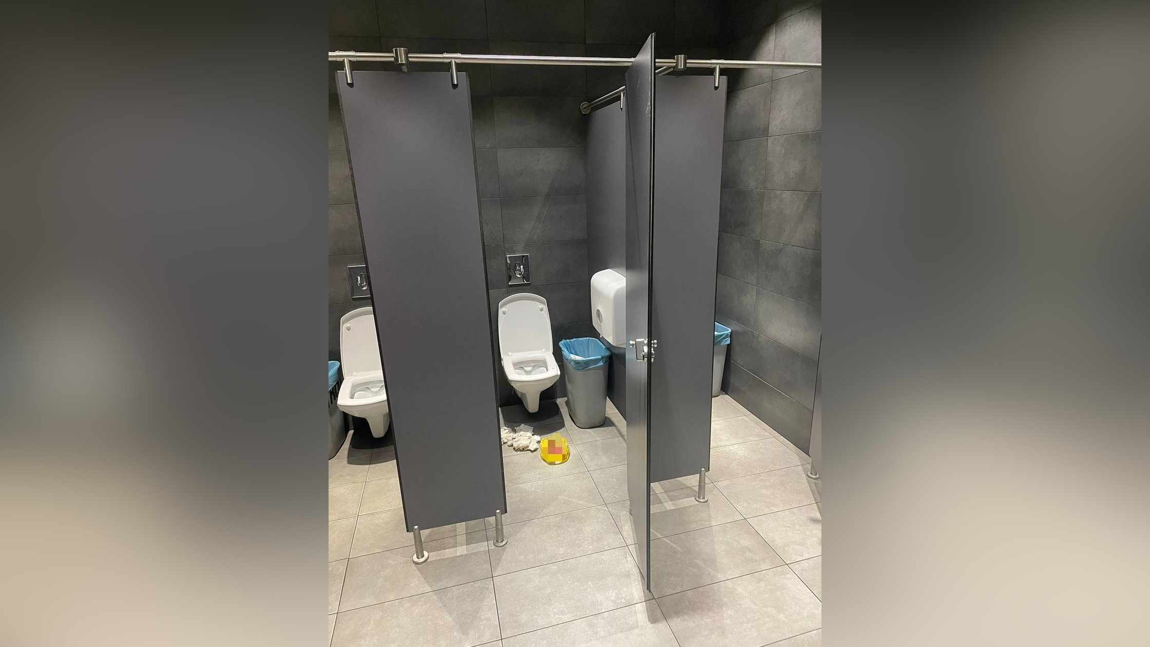 В туалете торгового центра Москвы найден труп недоношенного младенца