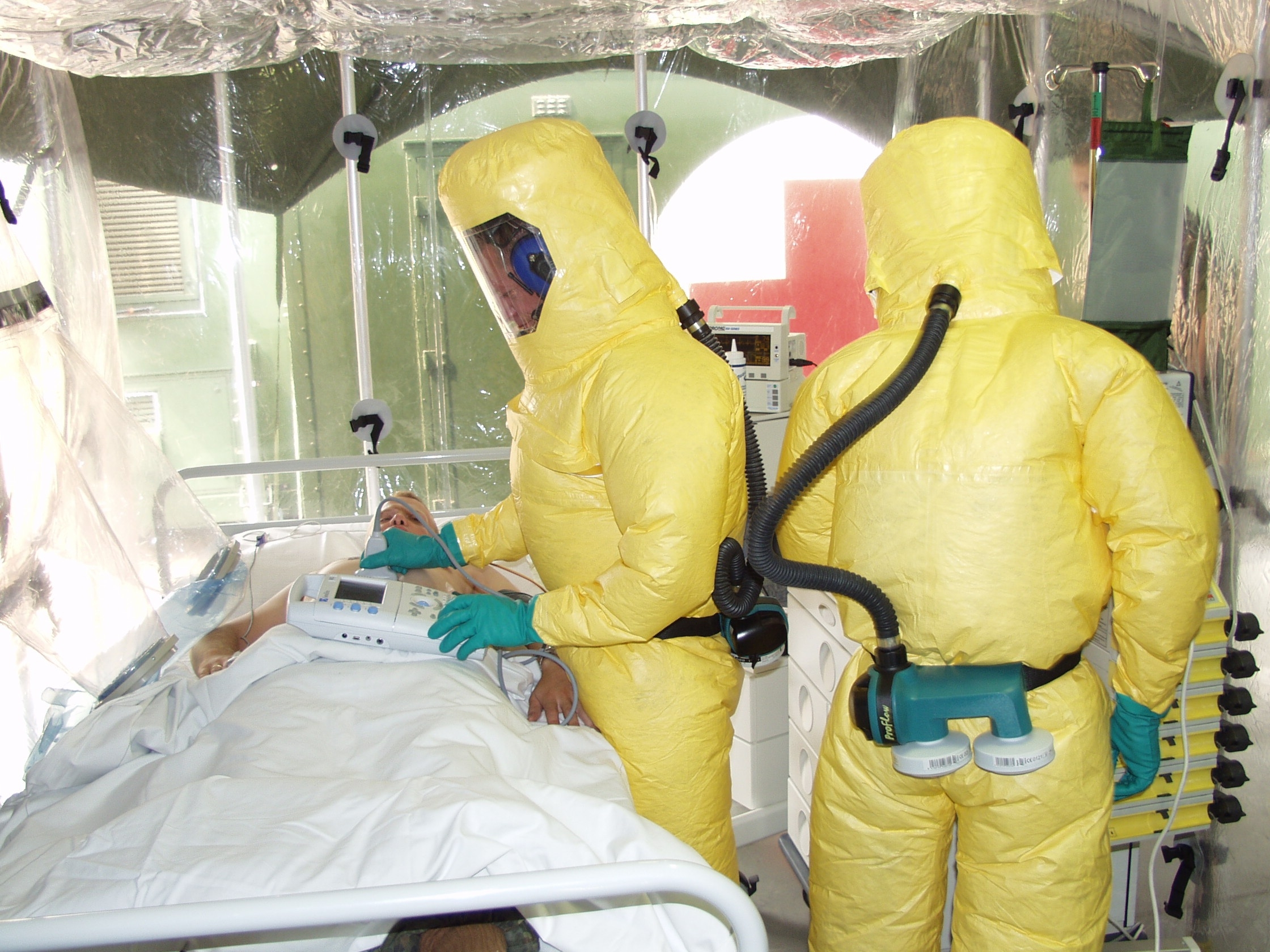 Эпидемии и инфекционные заболевания. Защитный костюм от Эболы.