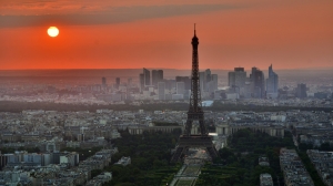 В Париже полицейские эвакуировали людей с Эйфелевой башни после сообщения о бомбе