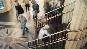 Жуткая трагедия в петербургском метро: пенсионерка не выжила после падения с лестницы