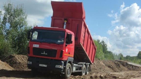 В Горелово петербургская прокуратура остановила сбрасывающие отходы грузовики