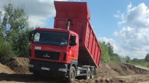 В Горелово петербургская прокуратура остановила сбрасывающие отходы грузовики