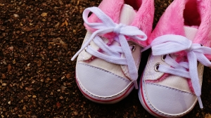 Эксперты назвали основные правила при покупке детской обуви