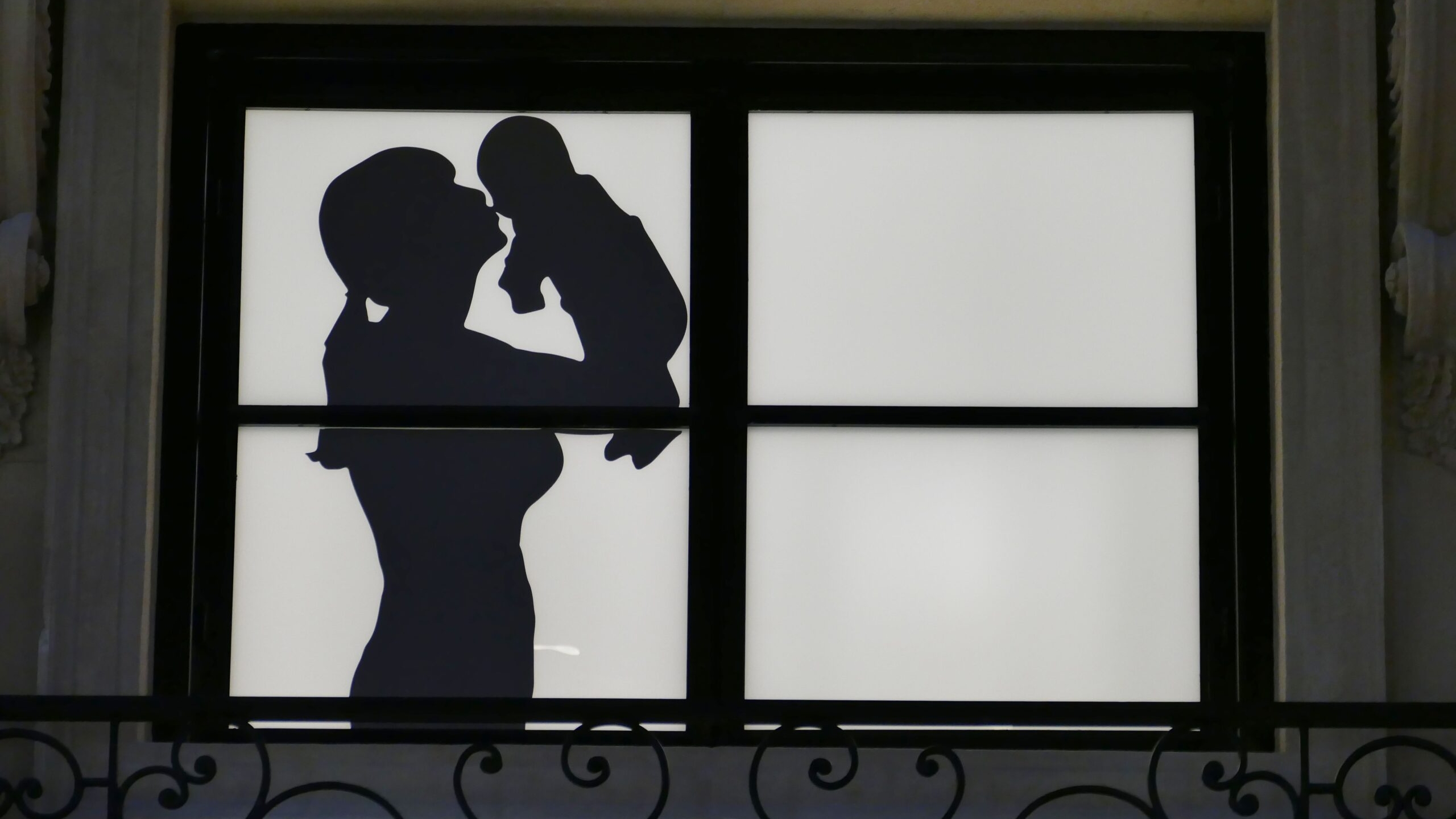 Годовалая девочка пошла вслед за матерью через окно в Ленобласти: не уследил за младенцем другой несовершеннолетний
