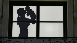 Годовалая девочка пошла вслед за матерью через окно в Ленобласти: не уследил за младенцем другой несовершеннолетний