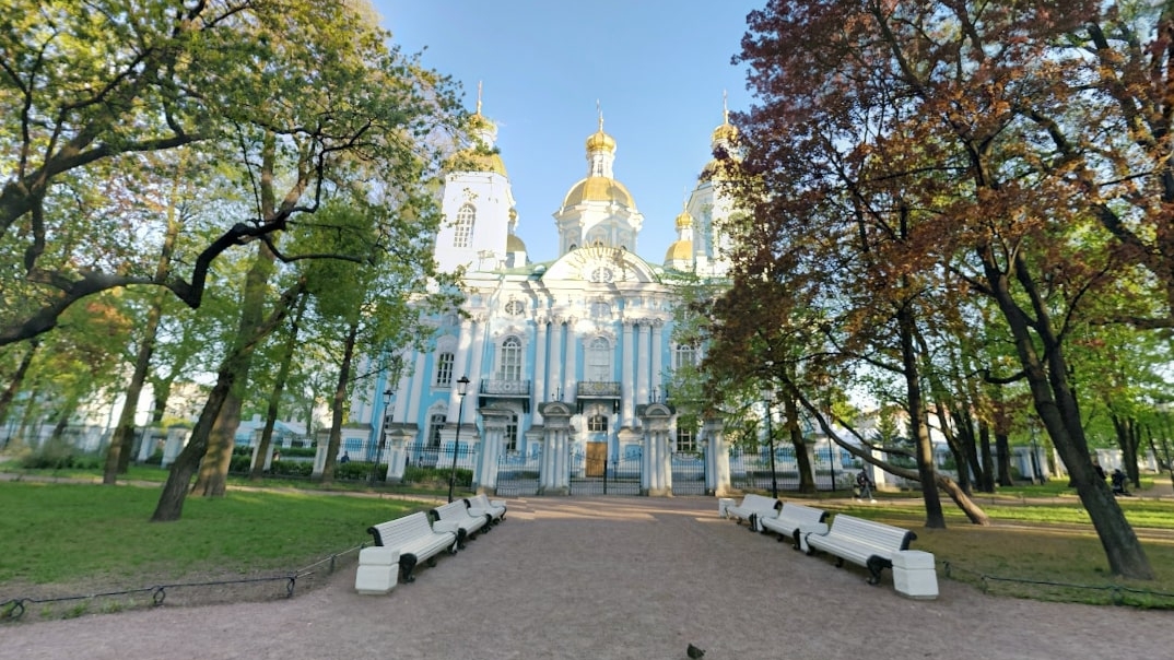 В Морском соборе в Петербурге освятили и начали установку отреставрированного креста